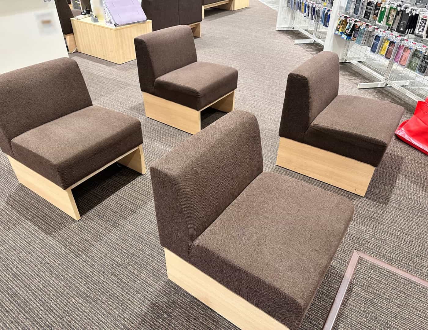 ソフトバンクMOMOテラス六地蔵_待合席1