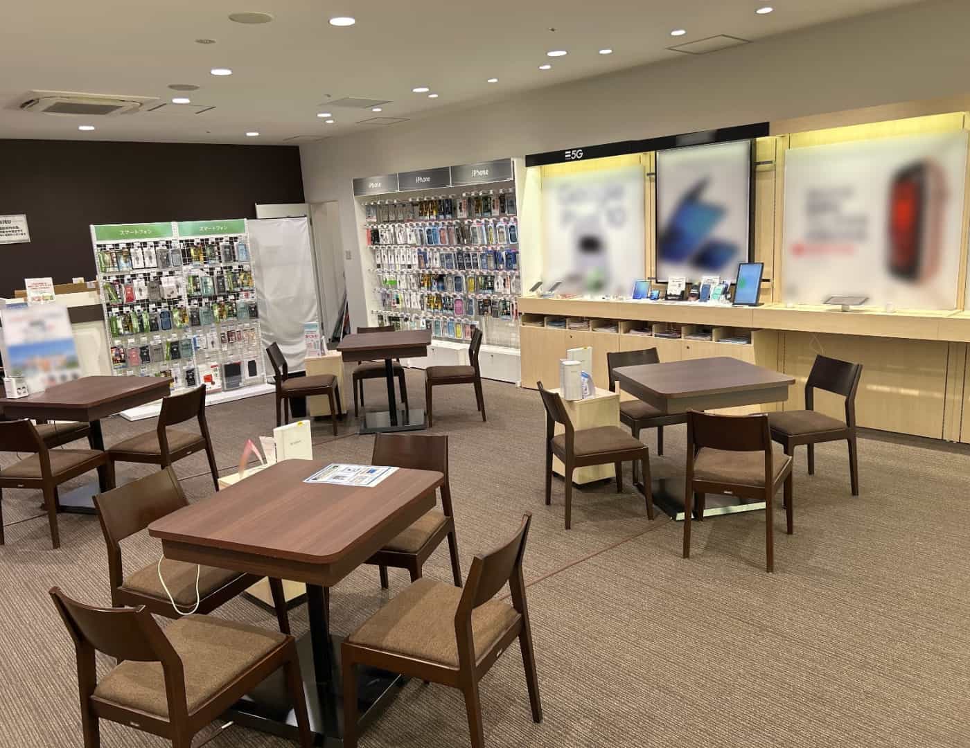 ソフトバンクみのおキューズモール_内観1