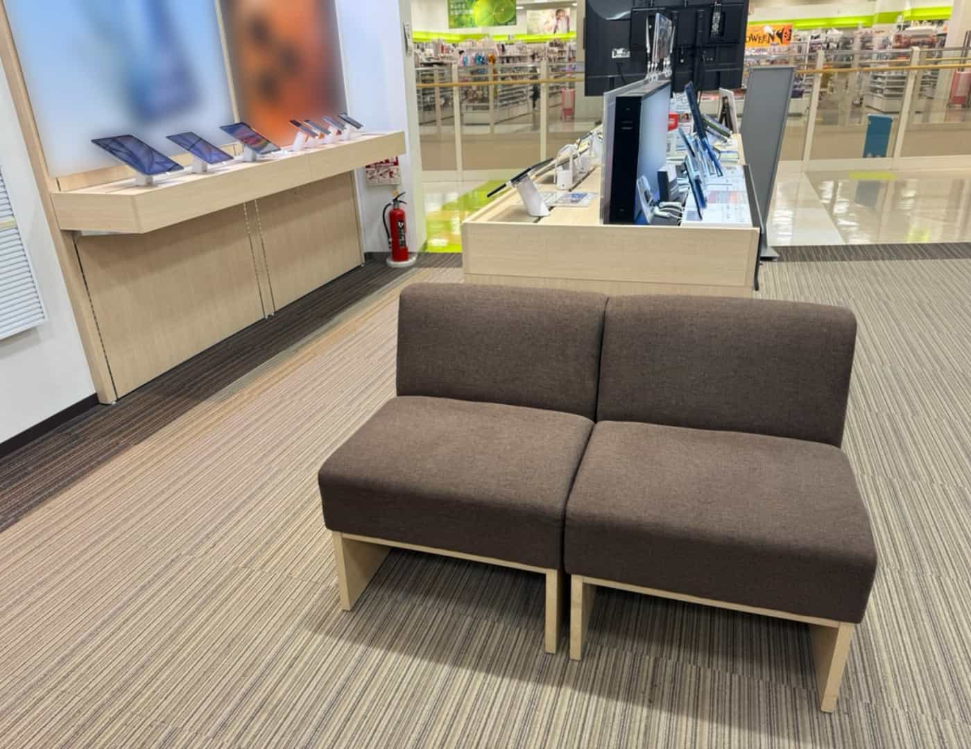 ソフトバンクアリオ鷲宮_待合席1