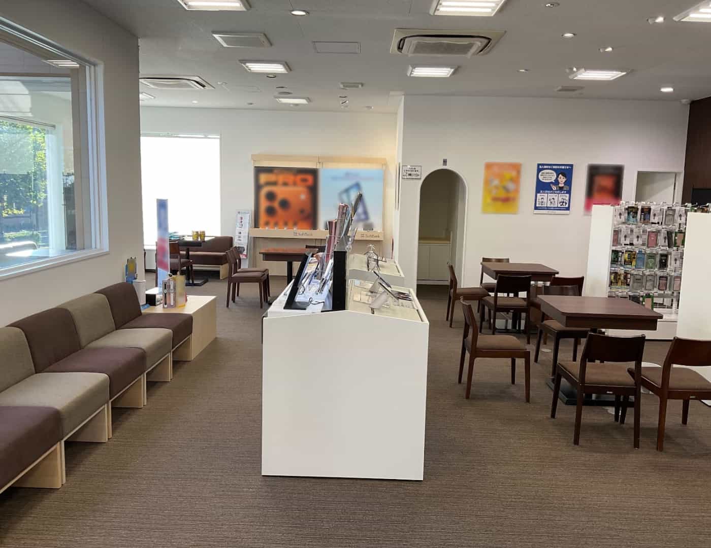 ソフトバンク小野原_内観1