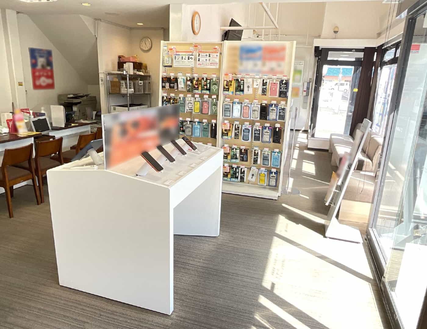 ソフトバンク尾崎駅前_内観2