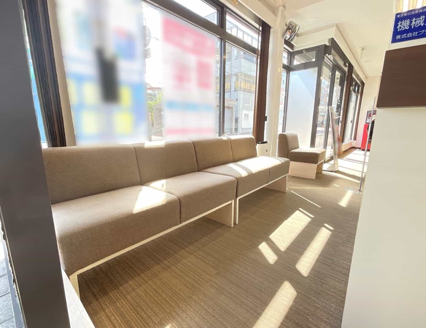 ソフトバンク尾崎駅前_待合席1