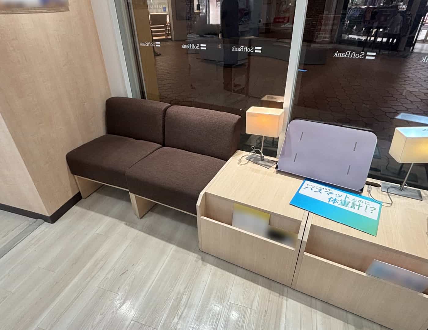 ソフトバンク晴海トリトン_待合席1