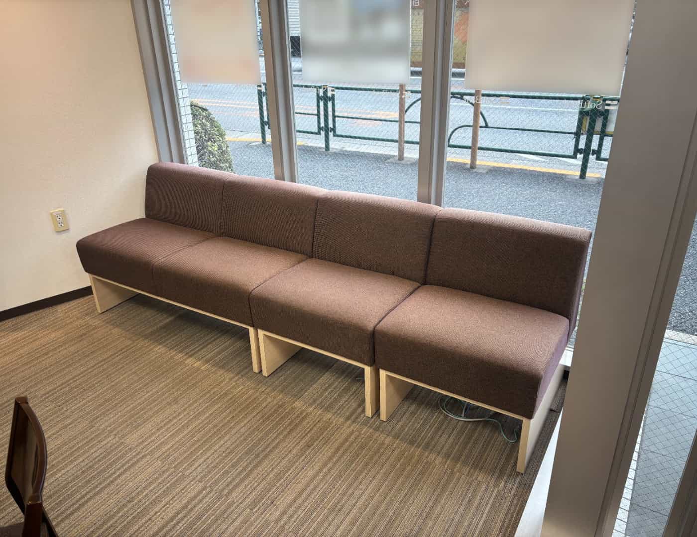 ソフトバンク本郷三丁目_待合席1