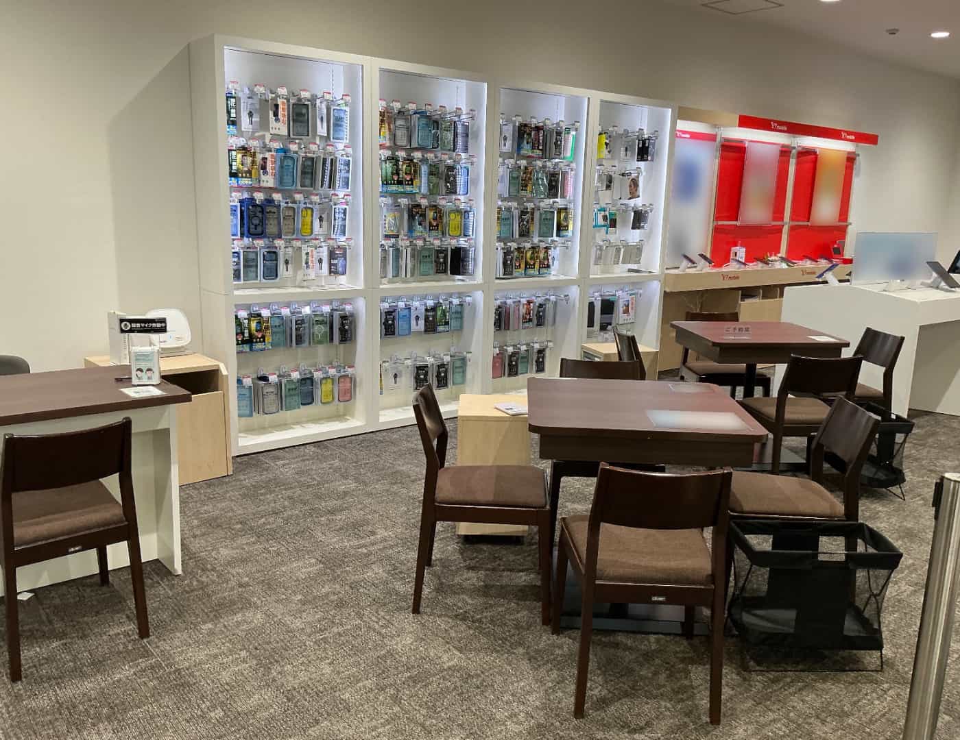 ソフトバンク横須賀モアーズシティ_内観2