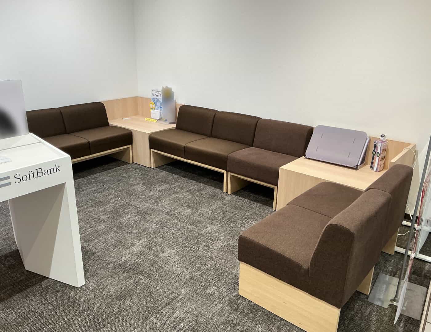 ソフトバンク横須賀モアーズシティ_待合席1