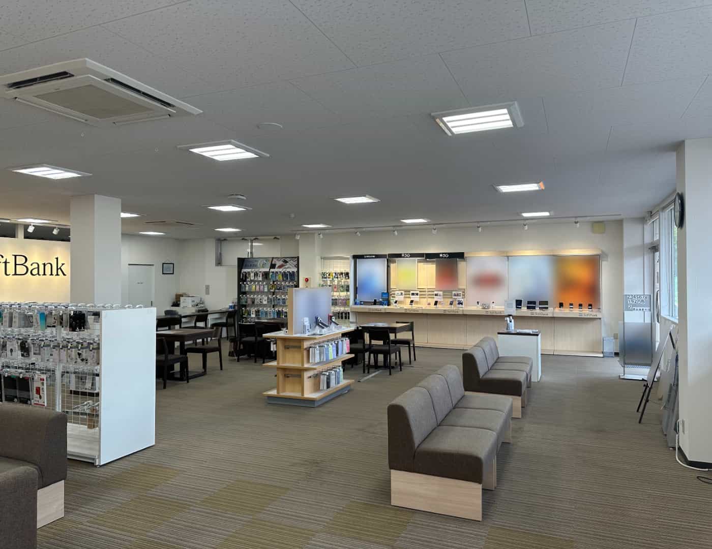 ソフトバンク泉パークタウン_内観2