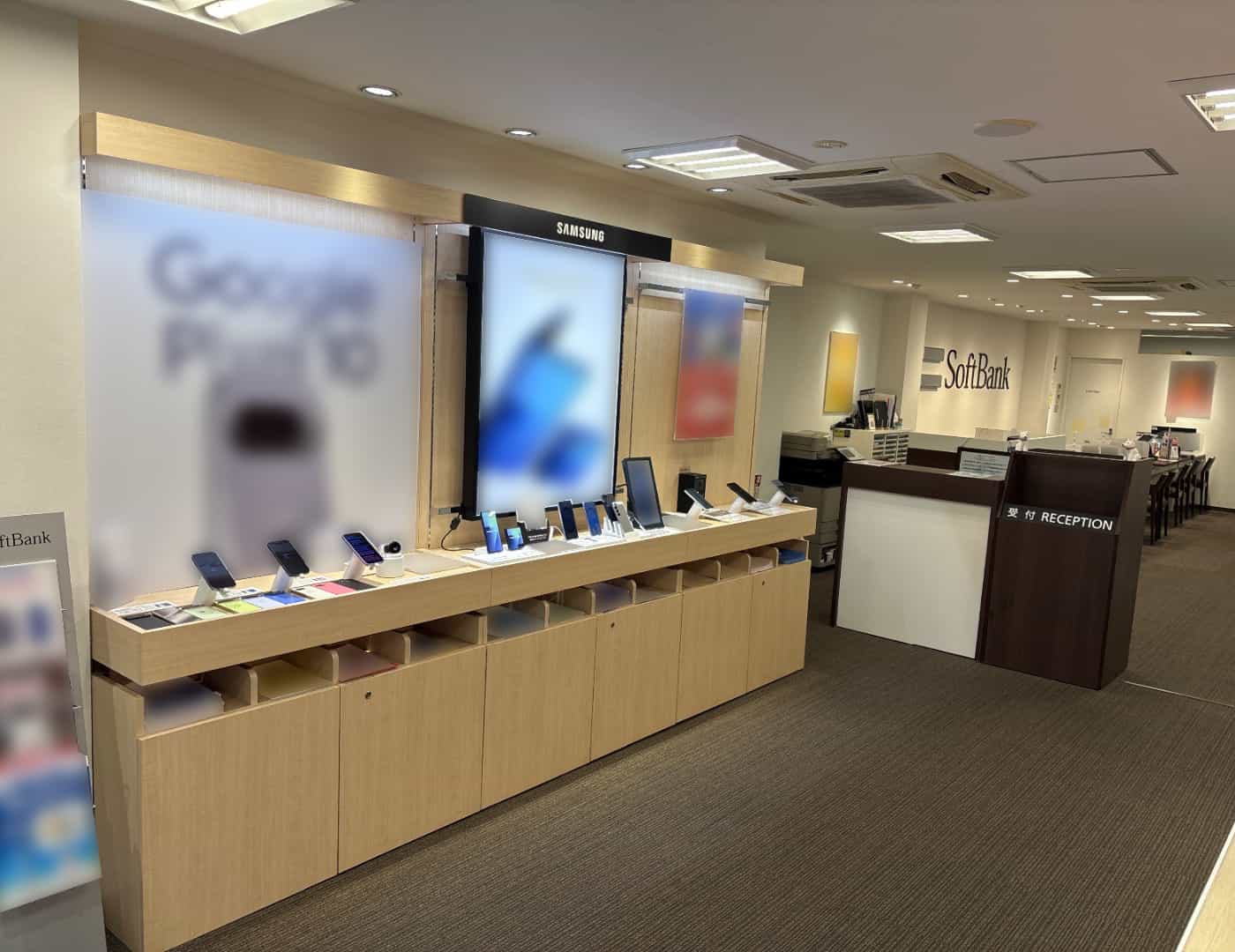 ソフトバンク経堂駅前_内観1