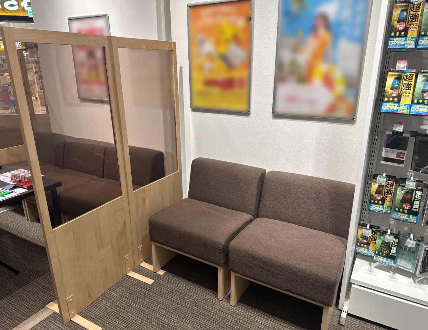 ワイモバイルMOMOテラス六地蔵_待合席1