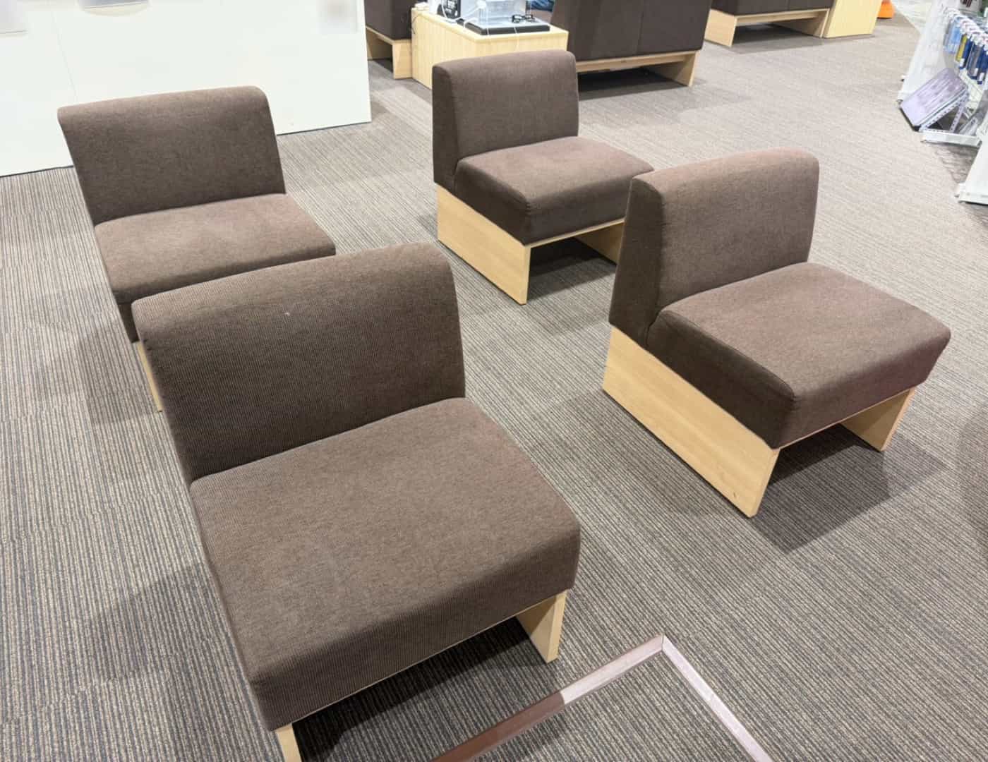ソフトバンクMOMOテラス六地蔵_待合席