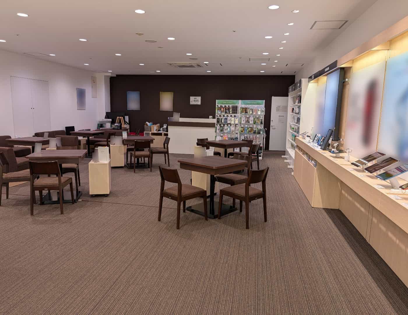 ソフトバンクみのおキューズモール_内観1