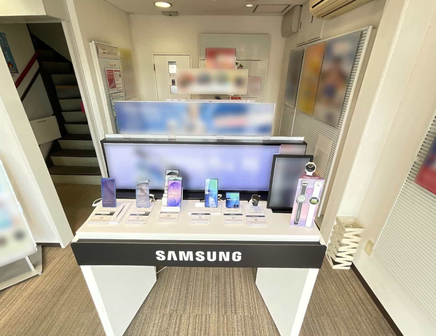 ソフトバンク尾崎駅前_内観1