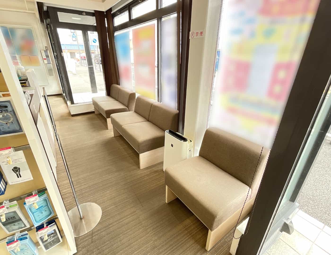 ソフトバンク尾崎駅前_待合席