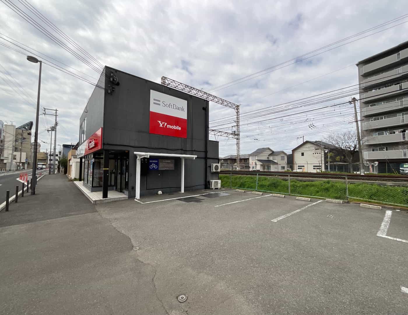 ソフトバンク尾崎駅前_駐車場2