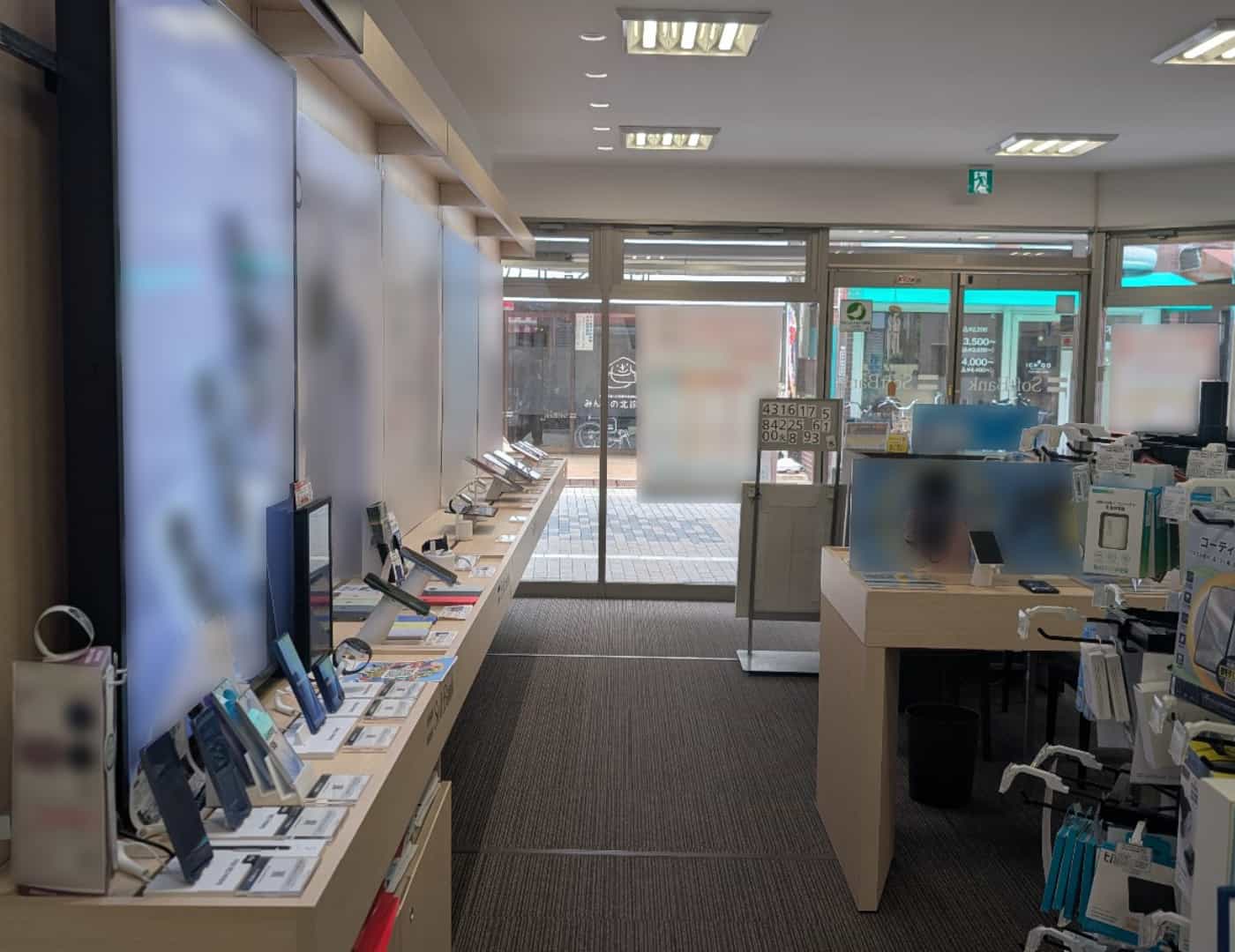 ソフトバンク東十条_内観1